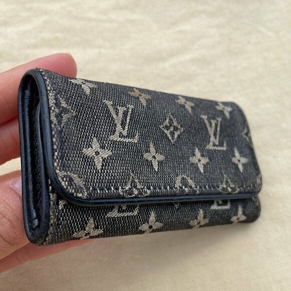 Louis Vuitton Mini Lin Multicle 4-Key Holder - Picture 12 of 13